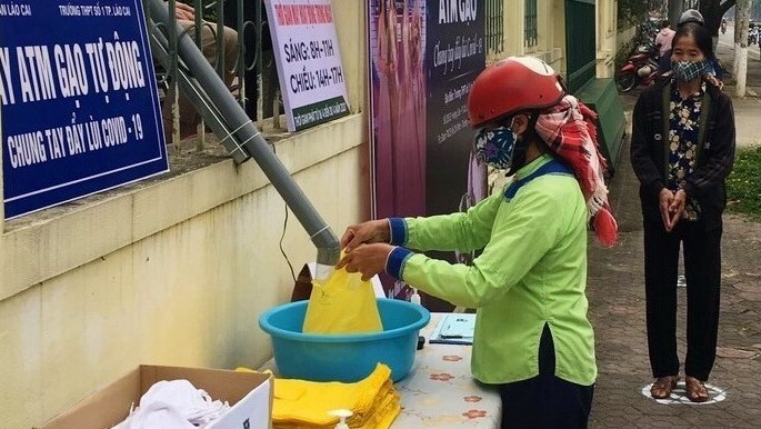 Học sinh Lào Cai chế tạo “máy ATM phát gạo” cho người nghèo