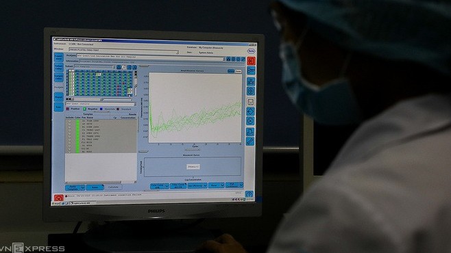 Phổi bệnh nhân phi công Anh 'đông đặc'