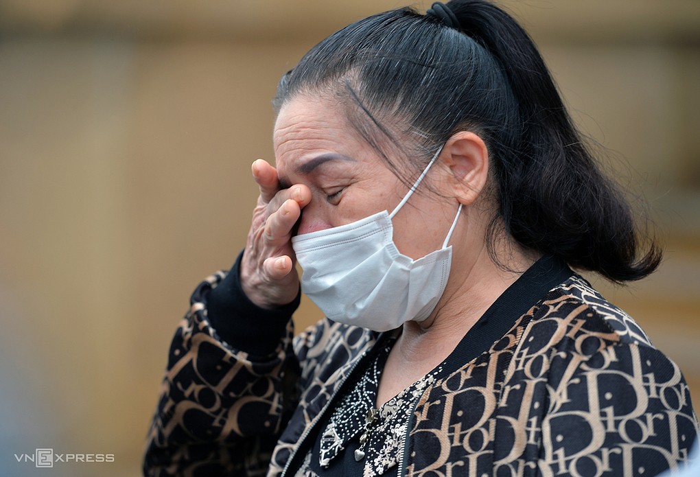 Bà Định bật khóc khi chia sẻ về quãng thời gian khó khăn chống chọi với bệnh tật. Ảnh: Chi Lê.