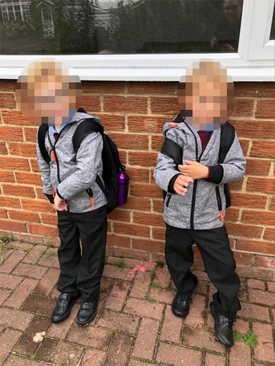 Hai con của chị Caroline còn quá nhỏ khi mẹ mất