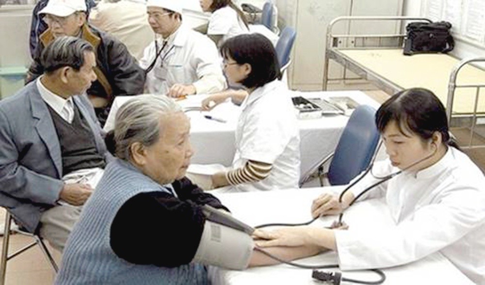 Lưu ý gì khi chăm sóc người cao tuổi nhiễm cúm?