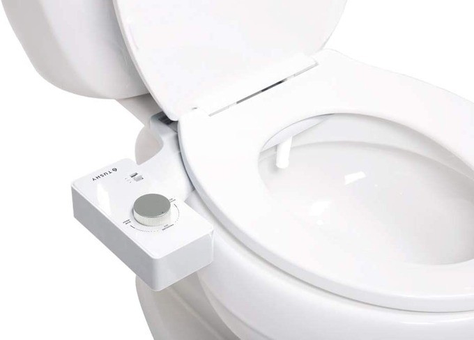 Covid-19 bùng phát đã giúp doanh thu từ vòi xịt vệ sinh của hãng Tushy đạt 1 triệu USD mỗi ngày, tại Mỹ. Ảnh: The Guardian.