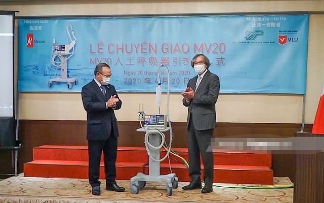 Metran bàn giao hai máy thở MV20 đầu tiên cho Việt Nam