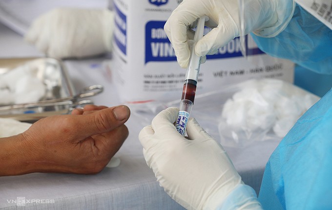 Lấy mẫu xét nghiệm nCoV trong cộng đồng ở Hà Nội. Ảnh: Ngọc Thành.