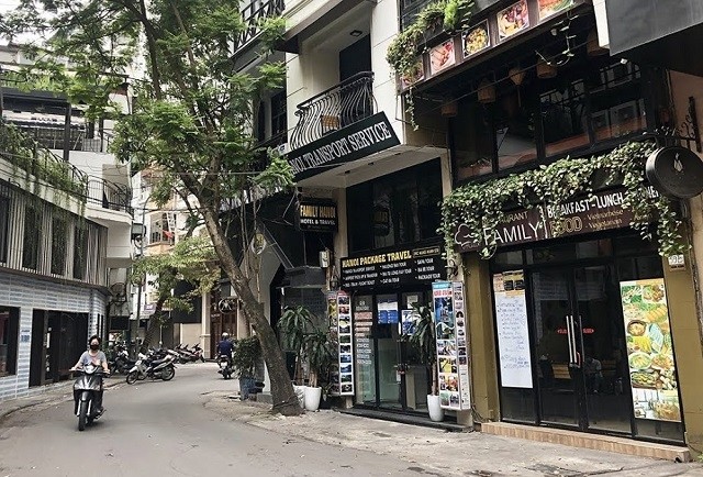 Cửa hàng, khách sạn tại phố Bảo Khánh đóng cửa, thực hiện nghiêm Chỉ thị 16. (Ảnh: DUY LINH)