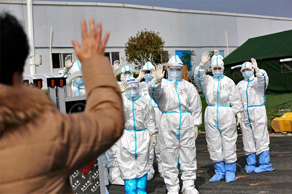 Một số bệnh nhân trải qua 2 tháng điều trị vẫn dương tính với nCoV. Ảnh: Reuters