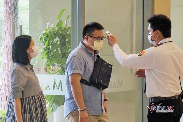 Người đến từ Hàn Quốc sống tại chung cư ở TP.HCM được bảo vệ kiểm tra thân nhiệt rất kỹ lượng mỗi khi ra và vào