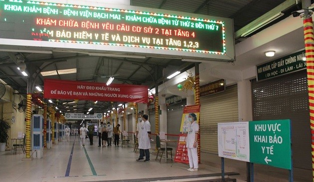 Sàng lọc bệnh nhân tại khu Khám bệnh.