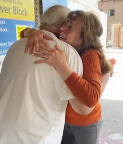 Bà Viv vui mừng khi gặp lại chồng sau 3 tuần điều trị