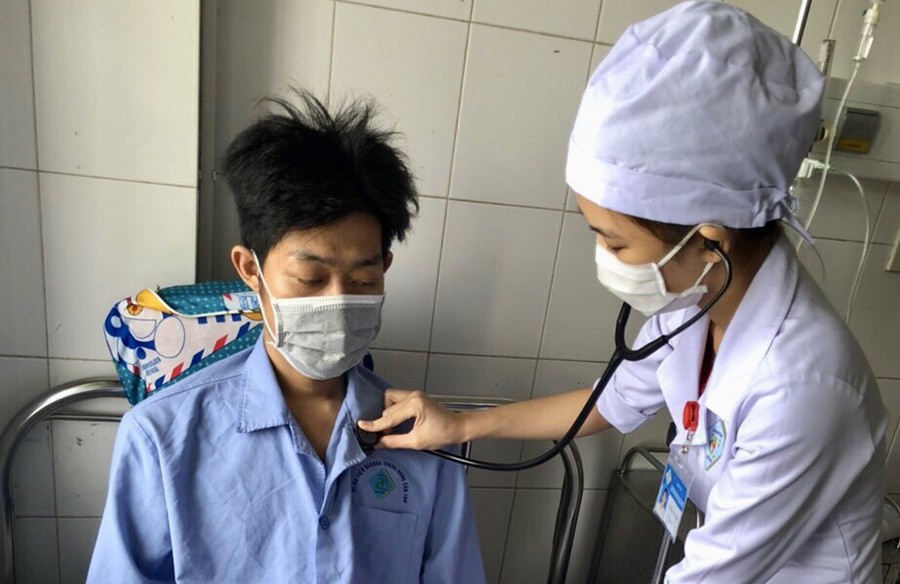 Bệnh nhân được bác sĩ thăm khám vào hôm nay (27/4)