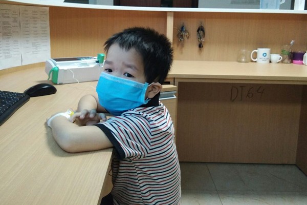 Thấy con đau đầu, bác sĩ phát hiện giun làm tổ trong não bé trai