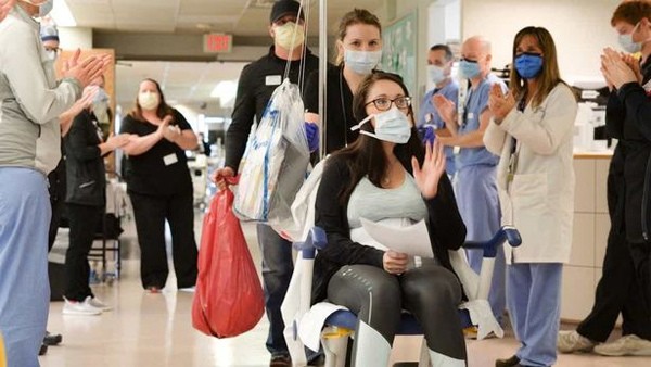 Sản phụ mắc Covid-19 đang phải thở máy vẫn sinh con khỏe mạnh