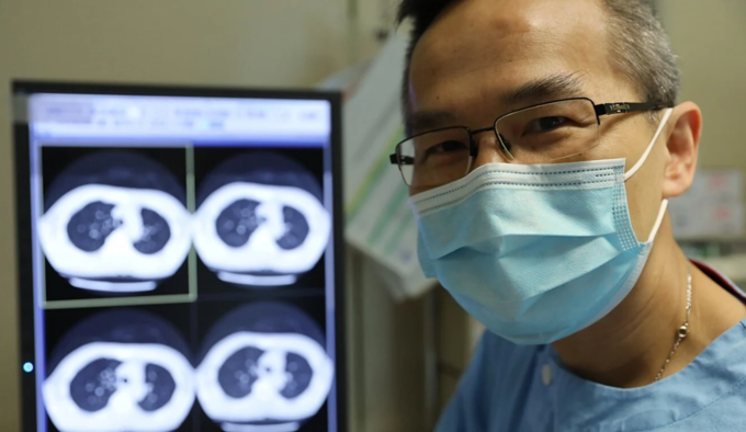 Bác sĩ Owen Tsang Tak-yin, giám đốc y tế Trung tâm truyền nhiễm, Bệnh viện Princess Margaret. Ảnh: K.Y. Cheng