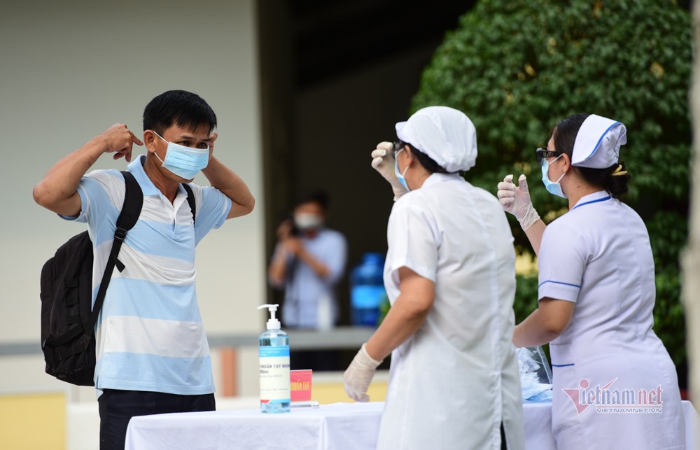 PGS Phu khuyến cáo, Việt Nam chưa hết dịch Covid-19 nên người dân cần tiếp tục tuân thủ nguyên tác 5 an toàn