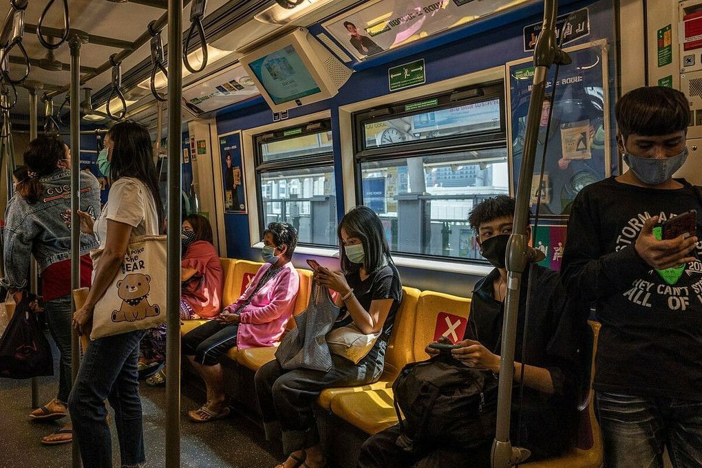 Người dân Bangkok, Thái Lan đeo khẩu trang phòng ngừa Covid-19 khi đi tàu điện trên cao ngày 28/3. Ảnh: NY Times
