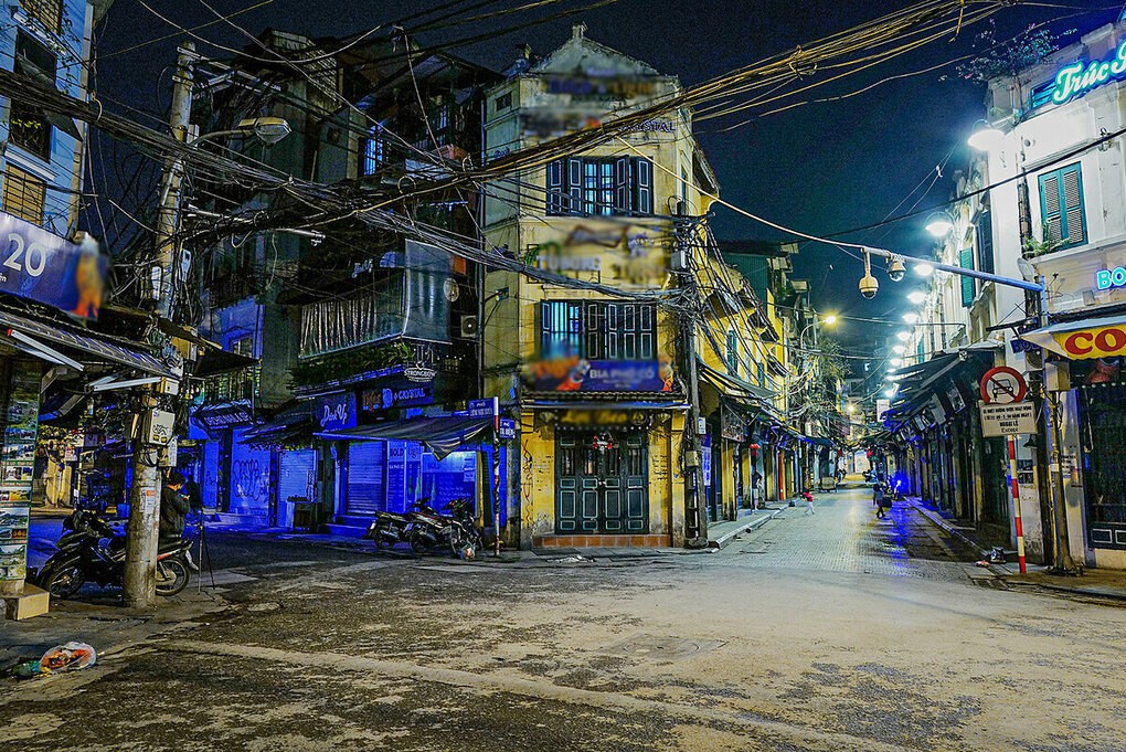 Đường phố Hà Nội ngày 16/4 vắng vẻ khi toàn quốc thực hiện lệnh giãn cách xã hội. Ảnh: Ngọc Thành