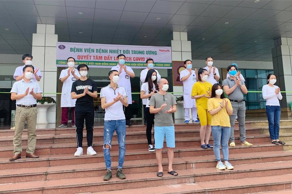 Các bệnh nhân được công bố khỏi bệnh sáng nay ở Bệnh viện Bệnh Nhiệt đới Trung ương 2
