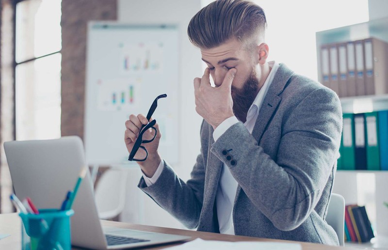 Ngồi lâu một chỗ 
 Bạn ngồi làm việc trong thời gian dài, ít vận động có thể giúp bạn tăng khả năng bị ung thư ruột kết, phổi và nội mạc tử cung.