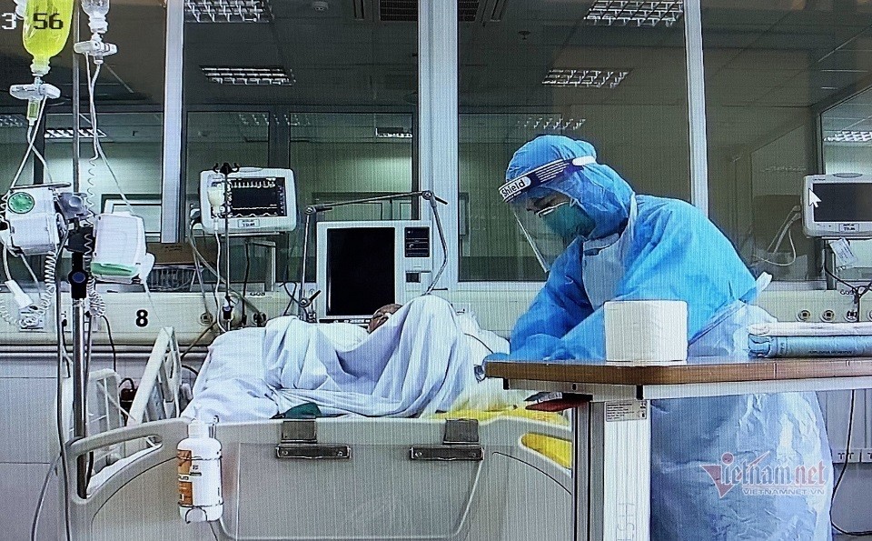 B&aacute;c sĩ kể lại 45 ph&uacute;t gi&agrave;nh lại sự sống cho bệnh nh&acirc;n Covid-19