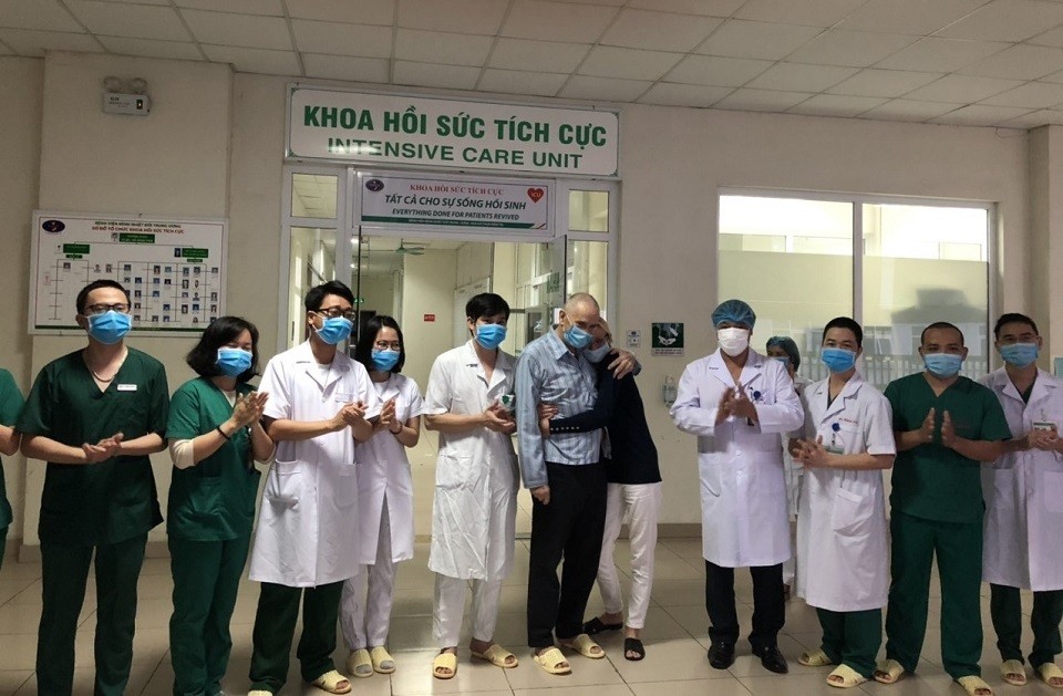 B&aacute;c sĩ kể lại 45 ph&uacute;t gi&agrave;nh lại sự sống cho bệnh nh&acirc;n Covid-19