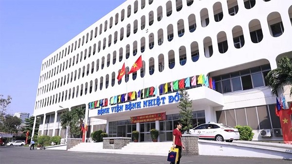 Báo chí nước ngoài đưa tin sức khỏe phi công Anh mắc Covid-19 đang ở Việt Nam