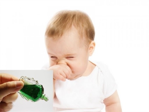 Trẻ em và phụ nữ mang thai không nên sử dụng dầu gió - Ảnh minh họa