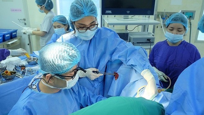 Bé 12 tuổi mắc dị tật 'màng trinh không thủng'