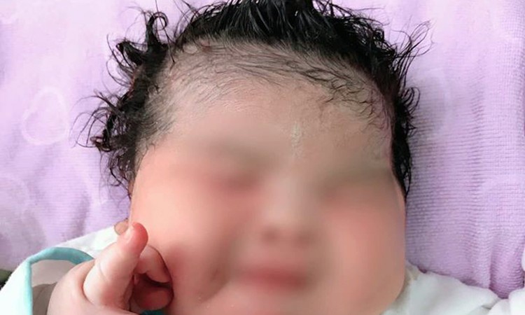 Bé gái chào đời nặng 6,1 kg