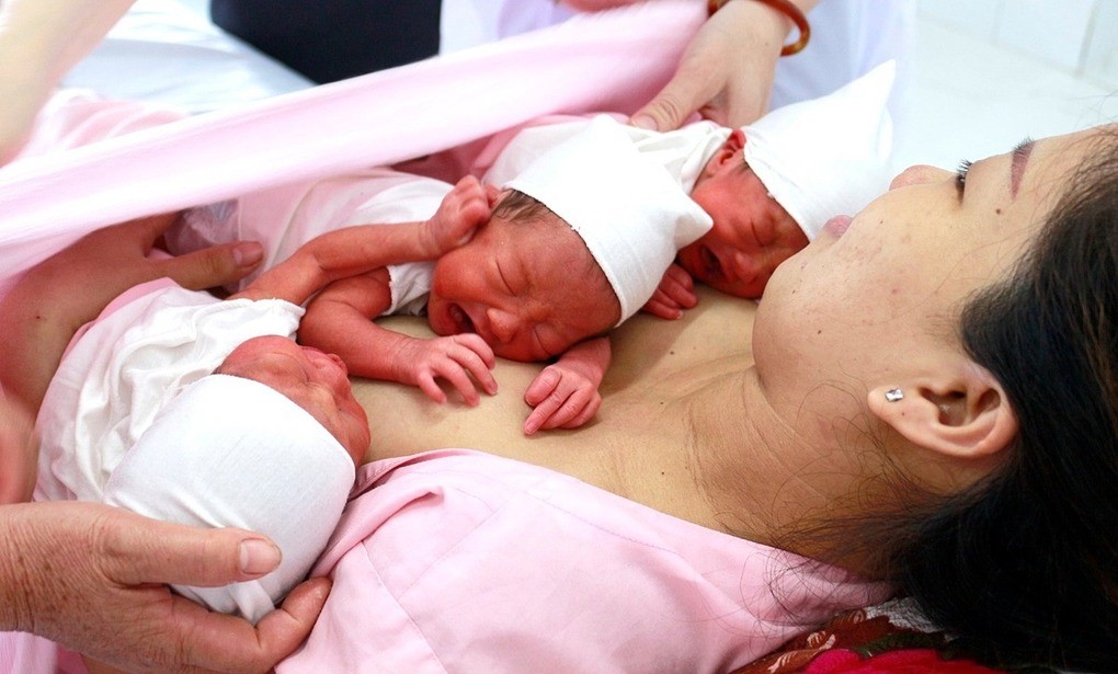 Sản phụ sinh ba bé gái nặng trên 1,6 kg
