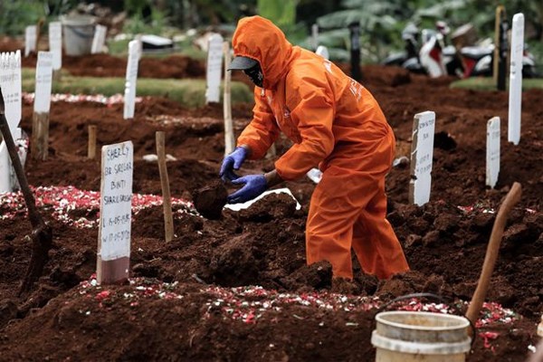 15 trường hợp nhiễm Covid-19 vì cố tắm rửa cho người chết