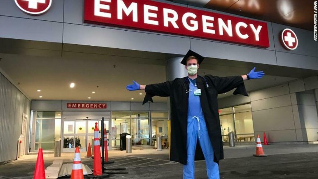 Đồ bảo hộ Covid-19 từ lễ phục tốt nghiệp