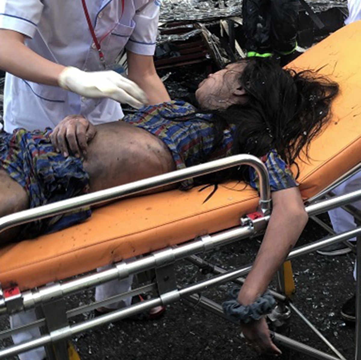 Hai em bé bị ngạt khói, không bỏng sau cháy nhà