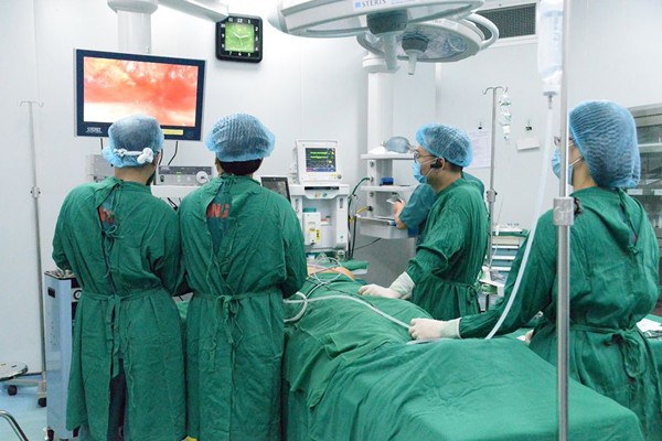 PGS Lương cùng các đồng nghiệp thực ca mổ cho bệnh nhân