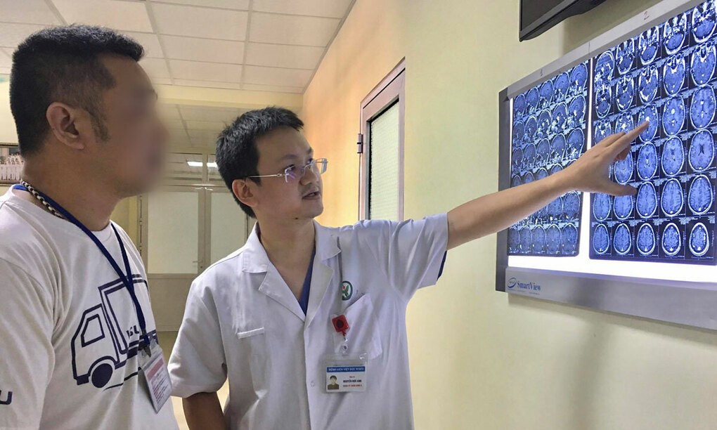 Bác sĩ giải thích cho người nhà của bệnh nhân về tình trạng u não. Ảnh: Bệnh viện cung cấp.