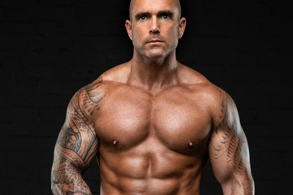 Simon Newton sở hữu thân hình rắn chắc, cơ bụng 6 múi nhờ tập luyện thường xuyên và ăn ít carbohydrates. Ảnh: Simon Newton