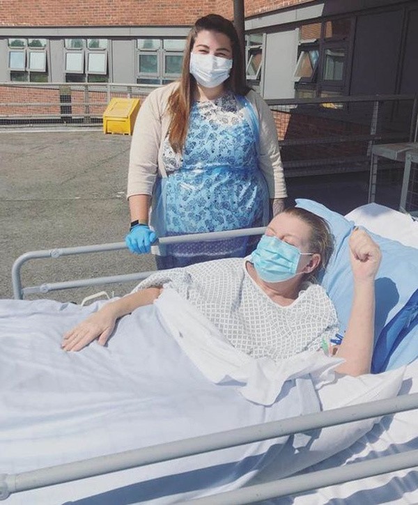 Lần đầu tiên được ra ngoài trời, bà Sarah rất hào hứng dù mắt không nhìn thấy