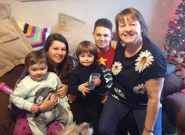 Bà Sarah cùng con gái và các cháu