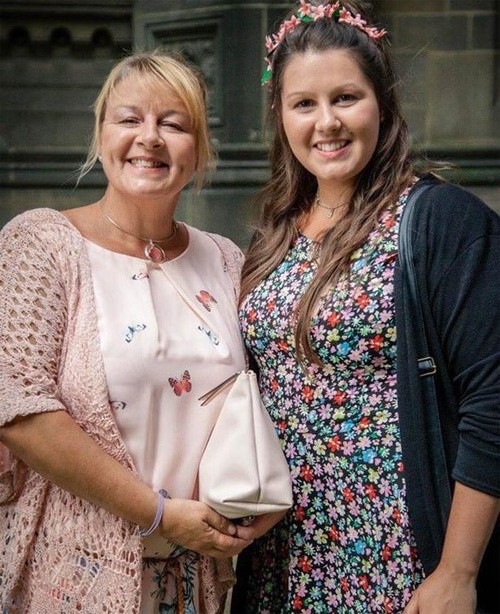 Bà Sarah, 53 tuổi và con gái Rebecca, 29 tuổi