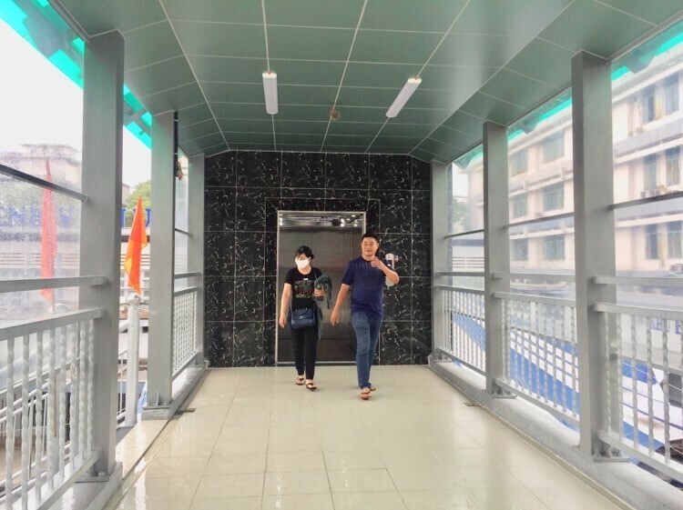 Người bệnh lưu thông trên cầu bộ hành. Ảnh: Thư Anh.