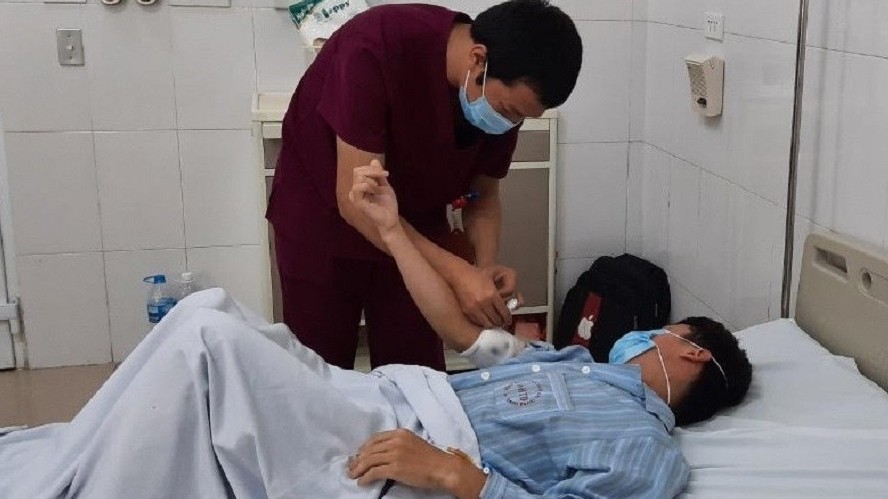 5 con giun hiếm dài hàng chục cm chui từ tay chân người đàn ông