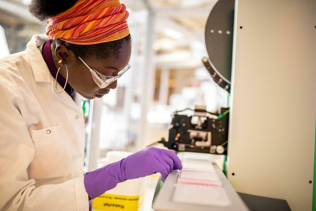 Nhân viên AstraZeneca đang nghiên cứu vaccine tại Viện Jenner, trực thuộc Đại học Oxford. Ảnh: AstraZeneca