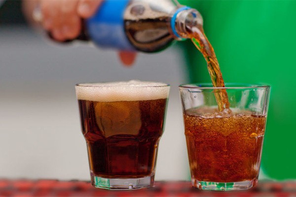 Uống quá nhiều nước ngọt khiến sức khỏe của Amy bị ảnh hưởng