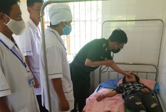 Các y, bác sĩ đang điều trị cho bệnh nhân.