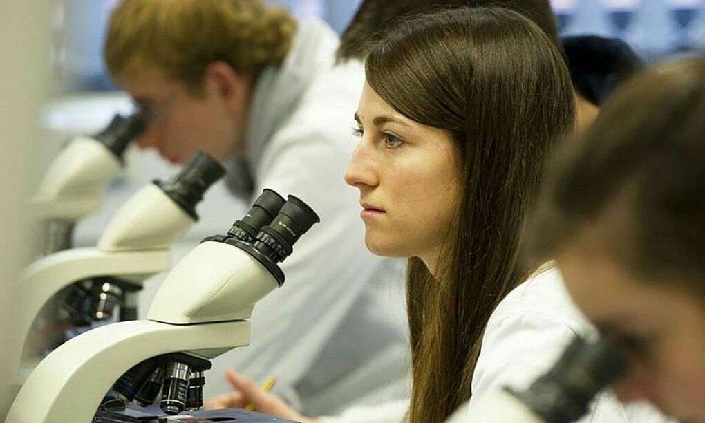 Gánh nợ trăm nghìn đô của bác sĩ tương lai