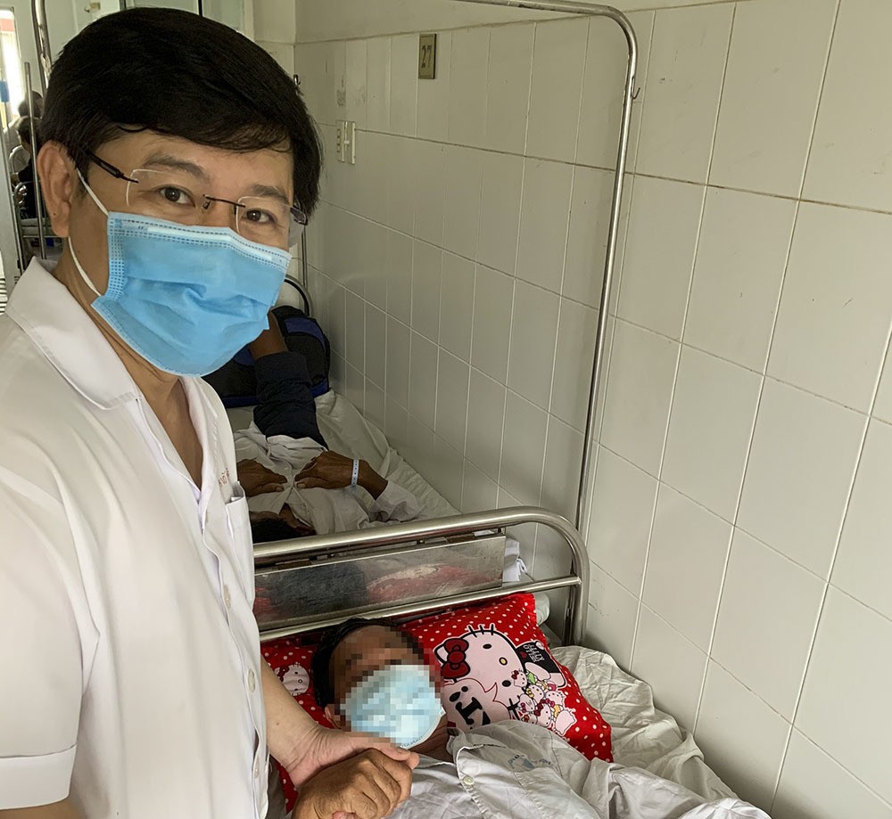 Bác sĩ BV đa khoa Trung ương thăm khám cho bệnh nhân vào sáng nay