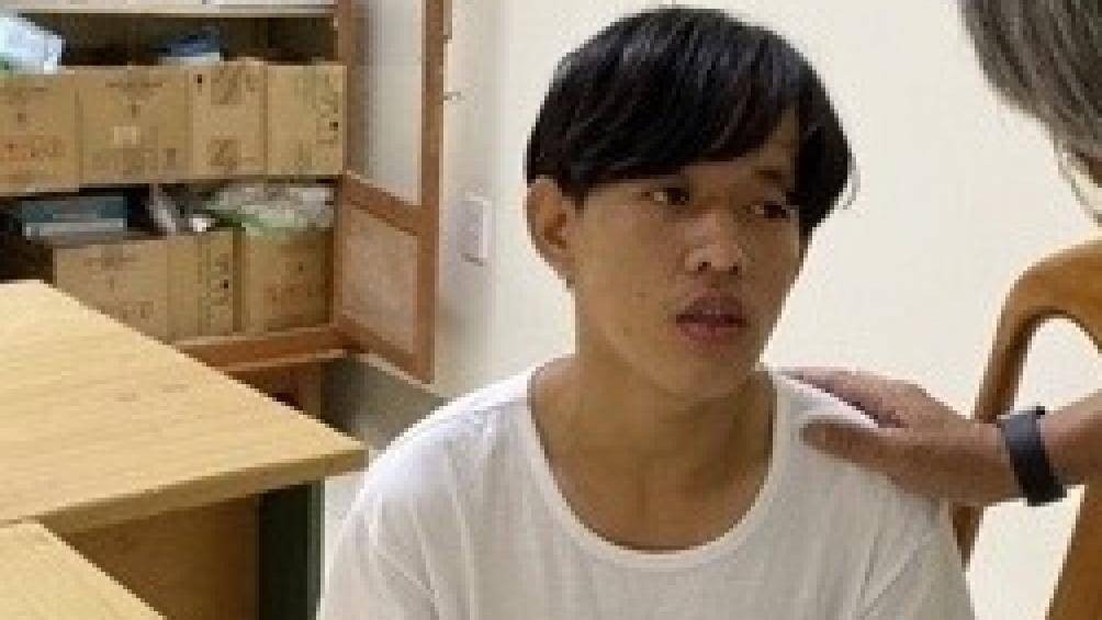 Thanh niên người nước ngoài ngất xỉu tại hành lang Bệnh viện đa khoa Cà Mau