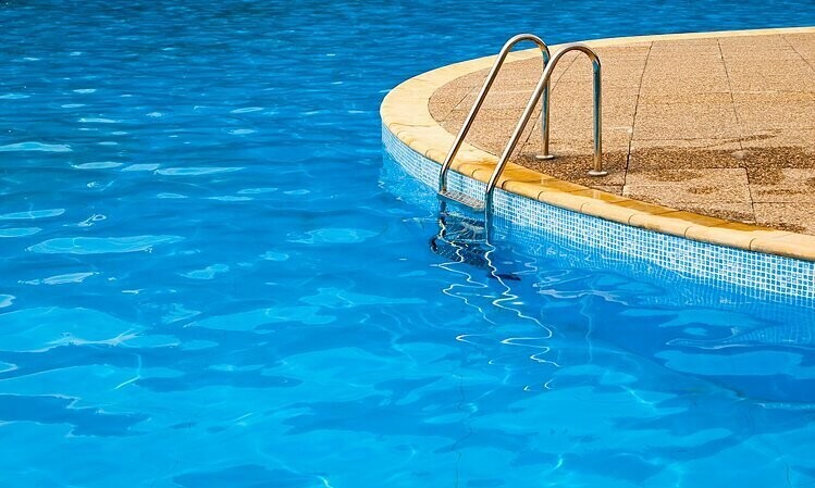 Đi bơi bị thanh sắt đâm xuyên màng phổi