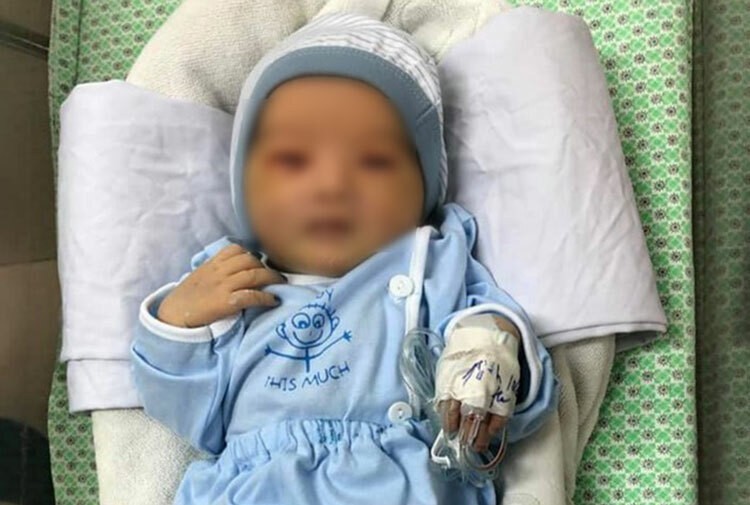 Nhiều người muốn nuôi bé trai bị bỏ rơi ở hố ga