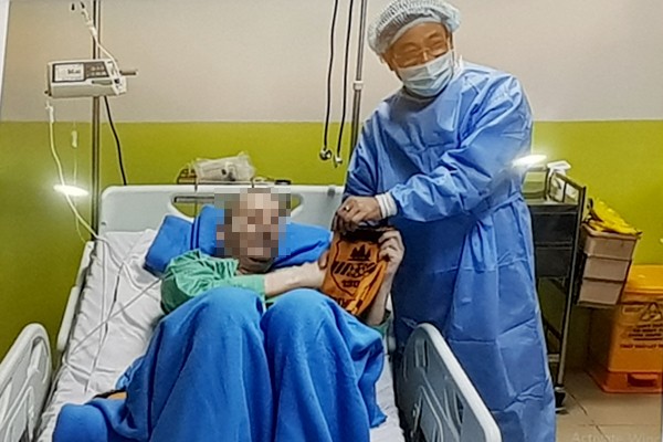 Phổi phi công Anh hồi phục 90%, tự gọi điện thoại cho bạn bè