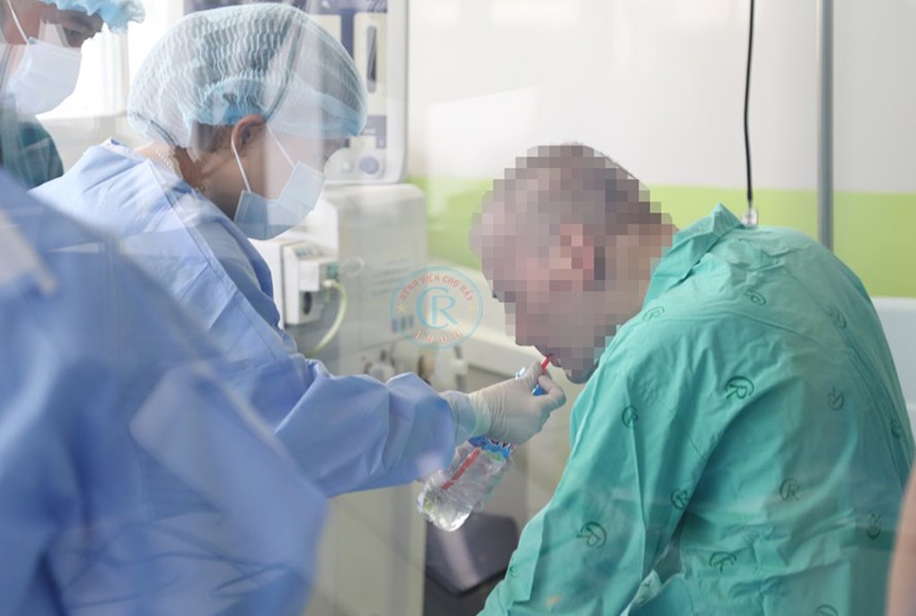 Bệnh nhân phi công đang được chăm sóc tại Bệnh viện Chợ Rẫy. Ảnh do bệnh viện cung cấp.